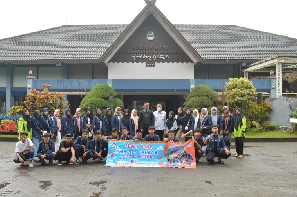 Tingkatkan Ilmu Pengetahuan MA Al – Falaah Banjar Baru – Tulang Bawang Adakan Study Tour