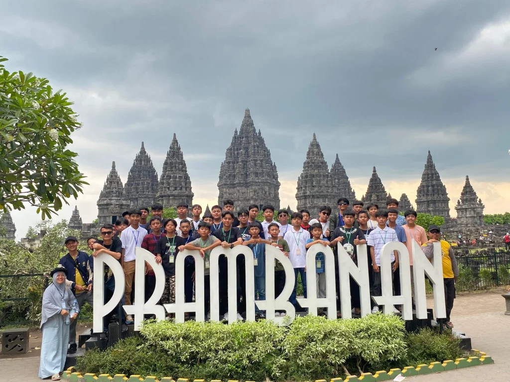 Keseruan Wisata Edukasi SMP IT Permata Bunda Alawiyah ke Candi Prambanan Bersama Delapan Tour