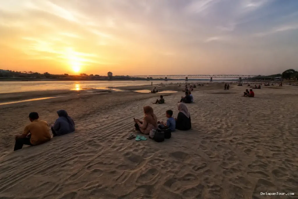 Sungai Kapuas Menyusut, Hamparan Pasir Jadi Wisata Dadakan