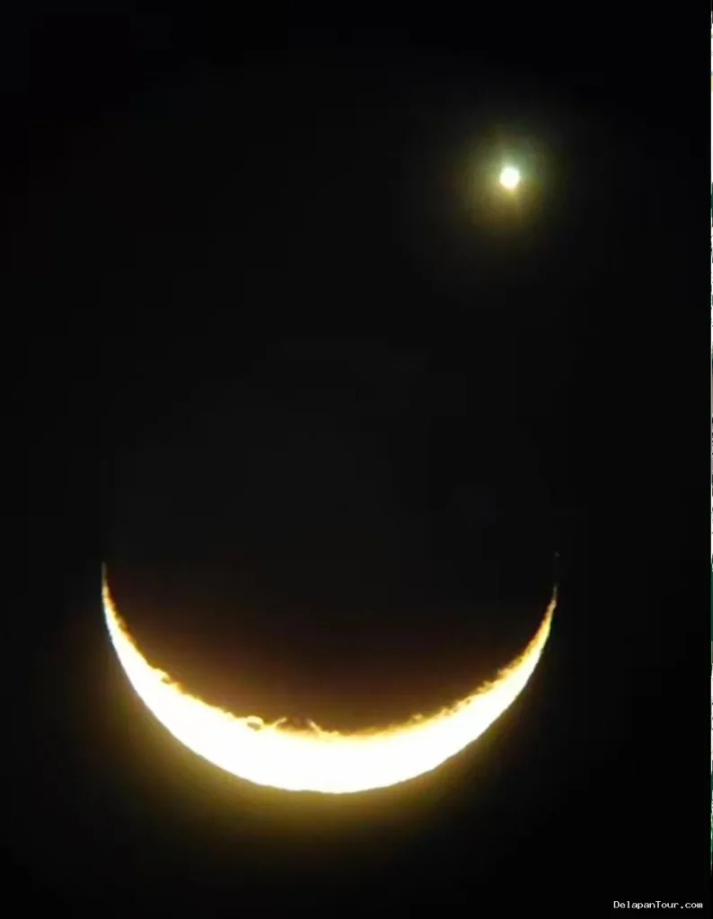Bulan Sabit dan Venus Berdampingan di Langit Barat Malam Ini