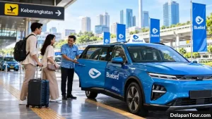 Taksi biru Bluebird di area bandara dengan pengemudi menyambut penumpang dan aplikasi pemesanan transportasi.
