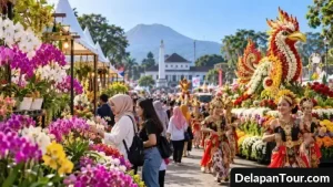 Pengunjung menikmati pameran anggrek dan parade kendaraan hias dalam suasana festival bunga di ruang terbuka.