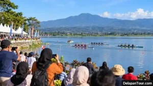 Pemandangan kawasan Rawa Pening dengan perahu dayung dan latar pegunungan di Kabupaten Semarang.
